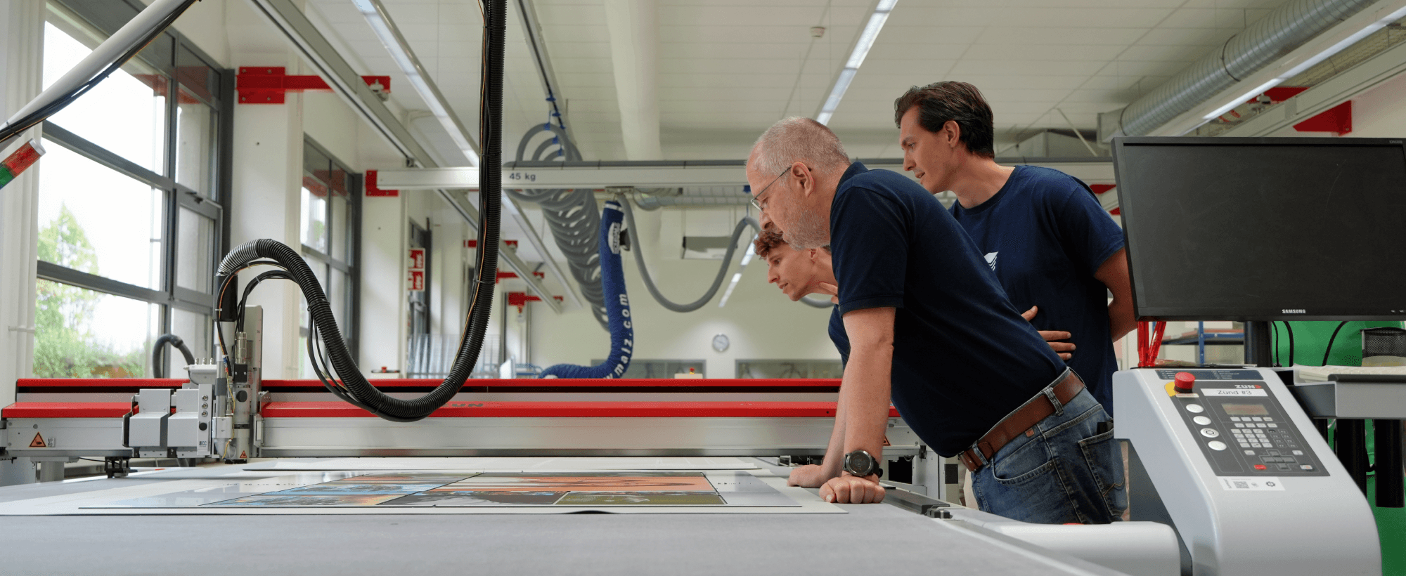 Viesus and ifolor teams review Wall decorations on Aluminum Dibond — inspecting how AI-powered upscaling preserves sharpness and detail at scale.